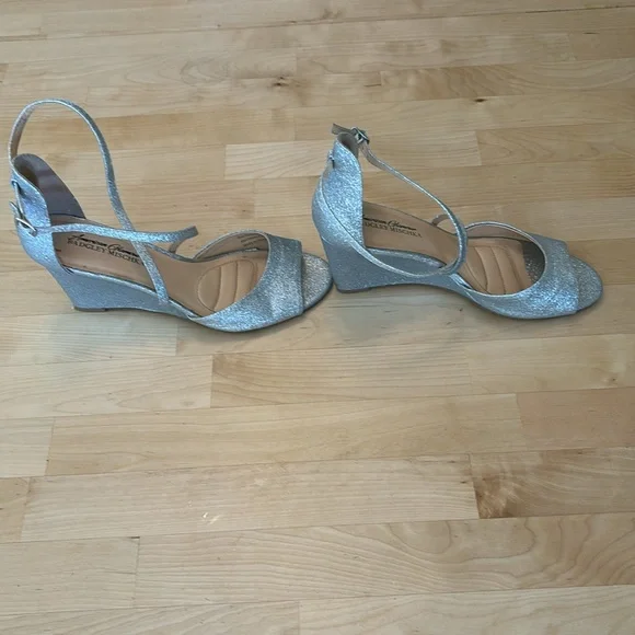 Badgley Mischka Wedge Sandal/Heel size 8 silver - Picture 2 of 5
